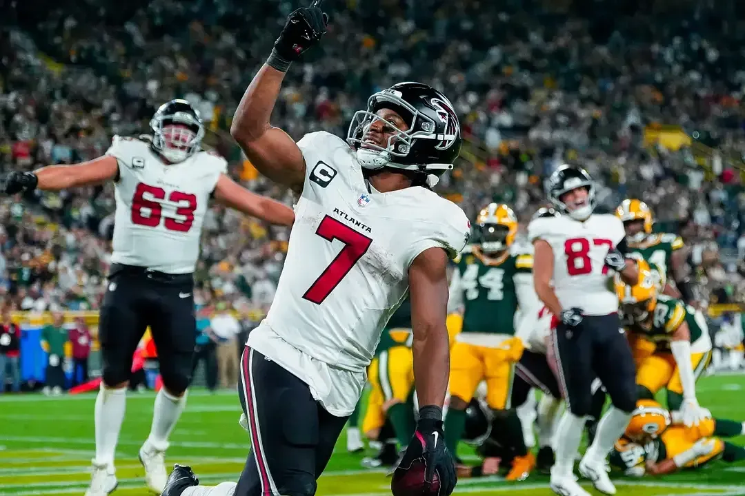 Atlanta Falcons running back Bijan Robinson (7) celebrates after scoring a touchdown against the Green Bay Packers