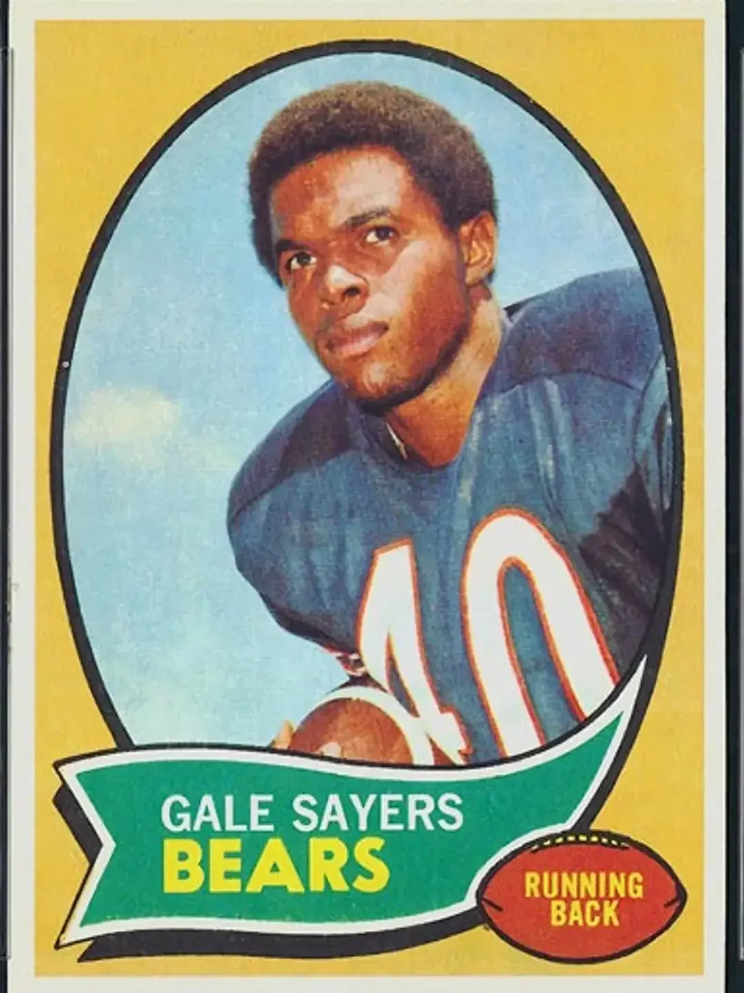 Gale Sayers on 1970 Topps Card, oval with player photo in shape, with blue sky in background, wearing number 40.